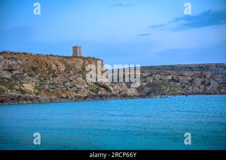 Malerischer Blick auf den Sonnenuntergang über die Bucht von Ghajn Tuffieha, Malta. Stockfoto