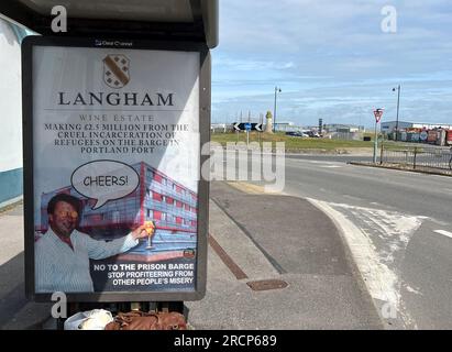 Portland, England, 16. Juli, an einer Bushaltestelle in Portland in der Nähe des Hafens von Portland, wo das Bibby Stockholm festgemacht wird, ist ein Poster des politischen Protestkünstlers Bod zu sehen. Kredit: Dorset Media Service/Alamy Live News Stockfoto