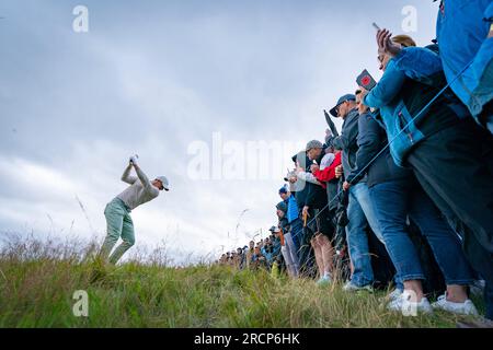 North Berwick, East Lothian, Schottland, Großbritannien. 16. Juli 2023 Rory McIlroy spielt in der letzten Runde bei den Genesis Scottish Open im Renaissance Club in North Berwick gegen die Green Gfrom Rough um 2. Uhr. Iain Masterton/Alamy Live News Stockfoto