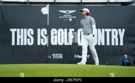 North Berwick, East Lothian, Schottland, Großbritannien. 16. Juli 2023 Tommy Fleetwood geht in der letzten Runde der Genesis Scottish Open im Renaissance Club in North Berwick auf dem 2. Green spazieren. Iain Masterton/Alamy Live News Stockfoto