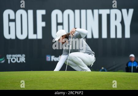North Berwick, East Lothian, Schottland, Großbritannien. 16. Juli 2023 Tommy Fleetwood geht in der letzten Runde der Genesis Scottish Open im Renaissance Club in North Berwick auf dem 2. Green spazieren. Iain Masterton/Alamy Live News Stockfoto