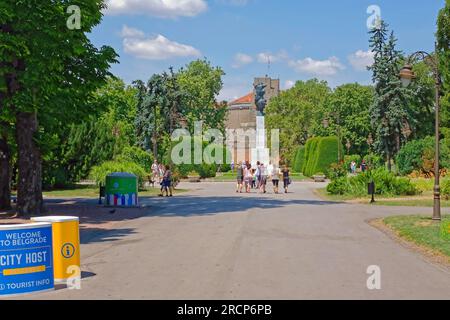 Belgrad, Serbien - 5. Juli 2021: Denkmal der Dankbarkeit an das Wahrzeichen Frankreichs in der Kalemegdan-Parkfestung im Sommer. Stockfoto