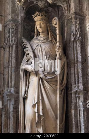 Saint Winefride, Statue am St. Winefride's Brunnen und Schrein. Man kann die Narbe um ihren Hals sehen, die markiert, wo ihr Kopf von St. Bueno wieder auf ihren Körper gelegt wurde. Der Legende nach hat St. Bueno sie zum Leben erweckt, indem er ihren abgetrennten Kopf wieder auf ihren Körper legte, nachdem er von Caradoc enthauptet wurde. Holywell, Flintshire, Wales, 25. Juni 2023. 2000S GB HOMER SYKES Stockfoto