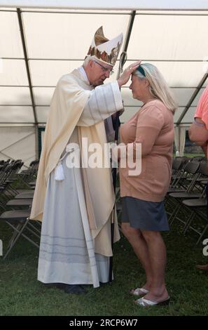 Handauflegen UK. Katholischer Bischof von Wrexham, Reverend Peter M. Brignall. Er segnete - aufgelegt - nach einem Gottesdienst unter freiem Himmel in einem Festzelt für einen frommen katholischen irischen Reisenden bei der Pilgerfahrt zum Heiligen Winefride. Holywell, Flintshire, Wales, 25. Juni 2023. 2000er Jahre HOMER SYKES Stockfoto