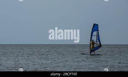Windsurfen. Unterhaltung auf dem Meer, Extremsport, Lifestyle während der Sommerferien. Stockfoto