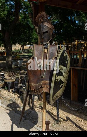 Alte Metallpanzerung ist ein eisernes Detail. Im Freien. Stockfoto