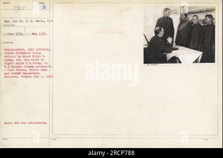 Deutsche Gefangene werden von Major Noble B. Judah, Int. Sec., sind auf diesem Foto zu sehen, das am 1. Mai 1918 in Baccarat, Frankreich, aufgenommen wurde. Von links nach rechts: Major N.B. Judah, LT. F.R. Wulsin, deutsche Gefangene Paul Wenzel, Walter Mann und Gustaf Arnemetzer. Dieses Bild wurde vom Hauptquartier der 42. Division herausgegeben und wird als nicht zur Veröffentlichung bestimmt vermerkt. Stockfoto