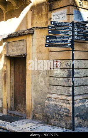 Malta, Valletta: Touristische Hinweisschilder, die Informationen über die Richtungen zu touristischen Attraktionen in der Hauptstadt von Malta. Stockfoto