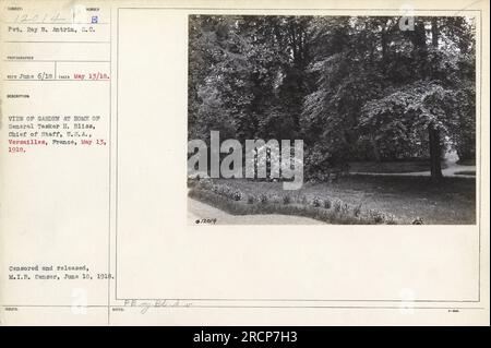 Soldier Private Ray B. Antrim, Mitglied des Signal Corps, hat dieses Foto am 13. Mai 1918 aufgenommen und zeigt den malerischen Garten in der Residenz von General Tasker H. Bliss, dem Stabschef der USA Armee in Versailles, Frankreich. Das Bild wurde am 10. Juni 1918 vom Zensor herausgegeben. Stockfoto