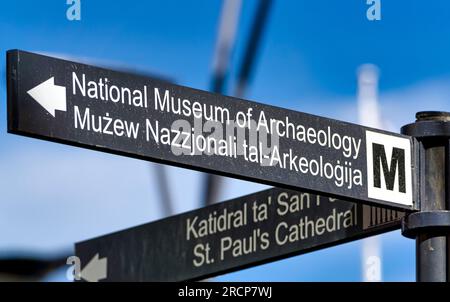 Malta, Valletta: Touristische Hinweisschilder, die Informationen über die Richtungen zu touristischen Attraktionen in der Hauptstadt von Malta. Stockfoto