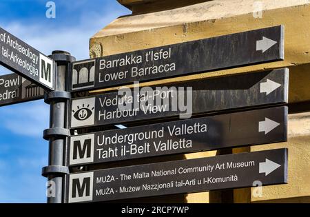 Malta, Valletta: Touristische Hinweisschilder, die Informationen über die Richtungen zu touristischen Attraktionen in der Hauptstadt von Malta. Stockfoto