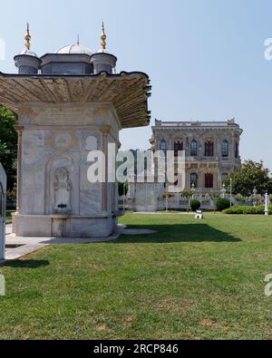 Brunnen vor dem Kucuksu Pavillon, einem opulenten Palast/Jagdhaus in der Nähe von Anadolu Hisari auf der östlichen Seite von Istanul neben dem Bosporus. Türkei Stockfoto