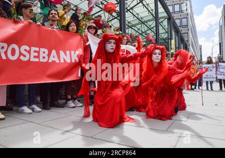 London, Großbritannien. 15. Juli 2023 Demonstranten versammeln sich außerhalb des Ministeriums für Energiesicherheit und Net Zero. Klimaaktivisten marschierten in Äquinor, um gegen das Öl- und Gasfeld Rosebank zu protestieren. Stockfoto