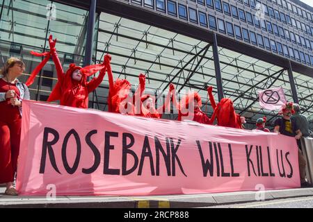 London, Großbritannien. 15. Juli 2023 Demonstranten versammeln sich außerhalb des Ministeriums für Energiesicherheit und Net Zero. Klimaaktivisten marschierten in Äquinor, um gegen das Öl- und Gasfeld Rosebank zu protestieren. Stockfoto