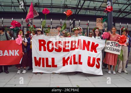 London, Großbritannien. 15. Juli 2023 Demonstranten versammeln sich außerhalb des Ministeriums für Energiesicherheit und Net Zero. Klimaaktivisten marschierten in Äquinor, um gegen das Öl- und Gasfeld Rosebank zu protestieren. Stockfoto