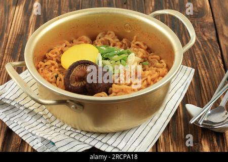 Super scharfe koreanische Nudeln, Ramyun oder Hot Ramen Korean Dry Noodles Food, koreanischer Instantraban Spicy Stockfoto