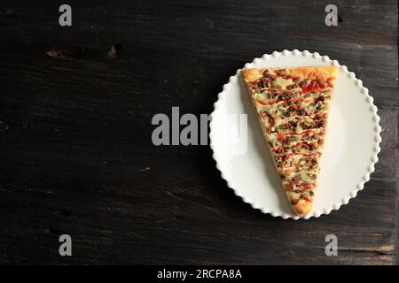 Top View Big Slice Beef Pizza mit Tomatensauce und Mayonnaise. Platz auf Holztisch kopieren Stockfoto