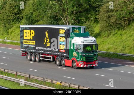 Fagan & Whalley Ltd, Freight Forwarding Service Exhall, England. EBP Building Products Trailer & Green Scania R450 Truck fährt auf der Autobahn M6 in Greater Manchester, Großbritannien Stockfoto