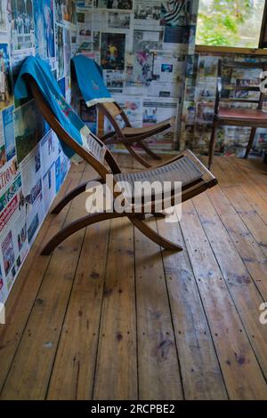 Mahe Seychelles 16.07.2023 Sessel im antiken Kolonialhaus im Kunsthandwerksdorf Mahe Seychelles Stockfoto