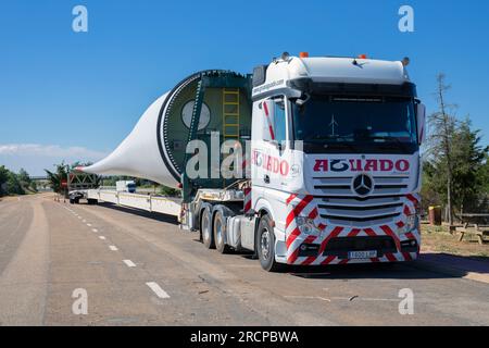 Europa, Spanien, Kastilien und León, Abia de las Torres Motorway Services, Lastkraftwagen mit großem Schild für den Bau einer neuen Horizontalachse-Windkraftanlage Stockfoto