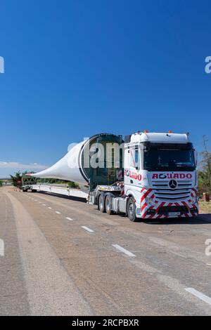 Europa, Spanien, Kastilien und León, Abia de las Torres Motorway Services, LKW mit großem Schild für den Bau einer neuen Windkraftanlage Stockfoto