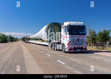 Europa, Spanien, Kastilien und León, Abia de las Torres Motorway Services, LKW mit großem Schild für den Bau einer neuen Windkraftanlage Stockfoto