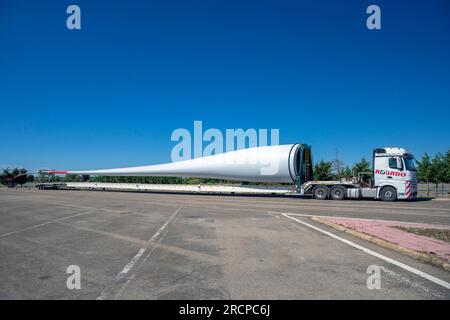 Europa, Spanien, Kastilien und León, Abia de las Torres Motorway Services, LKW mit großem Schild für den Bau einer neuen Windkraftanlage Stockfoto