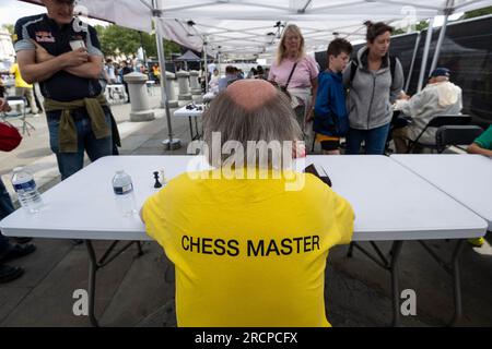 London, Großbritannien. 16. Juli 2023 Ein chessmaster während eines Spiels beim beliebten Schachfest, das zum Trafalgar Square zurückkehrt. Die Veranstaltung feiert das Schachspiel, bei dem Besucher das Spiel erlernen, Schach spielen oder einen Großmeister herausfordern können, und umfasst ein lebendiges Schachset, bei dem 32 professionelle Schauspieler die Rolle der Schachfiguren übernehmen, um das Spiel zum Leben zu erwecken. Kredit: Stephen Chung / Alamy Live News Stockfoto