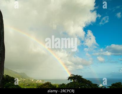 Doppelte Regenbogenformation am Strand von Beau vallon, Mahe Seychelles Stockfoto