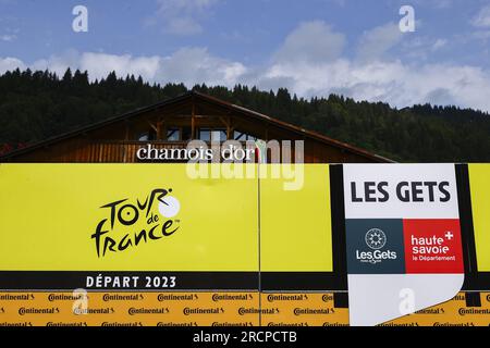 Stufe 15: Les bringt Les Portes du Soleil nach Saint-Gervais Mont-Blanc. 16. Juli 2023. Die Abbildung zeigt den Beginn der Etappe 15 des Radrennen Tour de France, von Les Gets Les Portes du Soleil bis Saint-Gervais Mont-Blanc (179 km), Frankreich, Sonntag, den 16. Juli 2023. Kredit: Belga News Agency/Alamy Live News Stockfoto