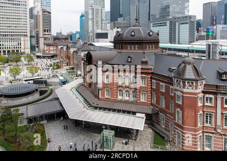 Tokio, Japan - April 2023; Blick aus dem hohen Winkel auf den Südeingang des Bahnhofs von Tokio auf der Marunouchi-Seite mit dem Marunouchi-Ekimae-Platz Stockfoto