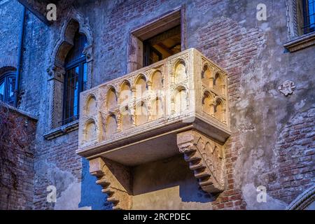 VERONA, ITALIEN - 10. FEBRUAR 2018: Julia's House and Balconette aus William Shakespeare Drama Romeo and Julia Stockfoto