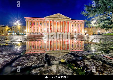 VERONA, ITALIEN - 10. FEBRUAR 2018: Palazzo del Municipale - das Rathausgebäude am Piazza Bra bei Nacht Stockfoto