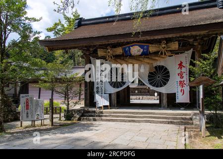 Tanabe, Wakayama, Japan - 4. April 2023; Eingangstor zum Kumano Hongu Taisha shinto-Schrein am Kumano Kodo-Pilgerpfad und UNESC Stockfoto