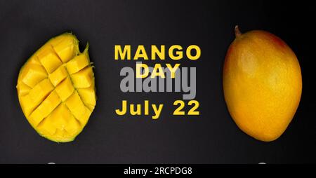 Ganze Mango-Früchte und in Scheiben geschnittene Hälfte der Mango auf dunklem Hintergrund mit Text: "Mango day. Juli 22 Stockfoto