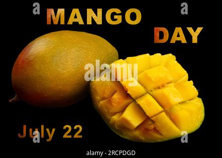 Ganze Mango-Früchte und in Scheiben geschnittene Hälfte der Mango auf schwarzem Hintergrund mit Text: "Mango day. Juli 22 Stockfoto