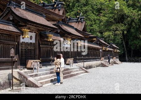 Tanabe, Wakayama, Japan - April 4,2023; Menschen beten vor dem Kumano Hongu Taisha shinto-Schrein, der sich entlang des Kumano Kodo Wallfahrtswegs befindet Stockfoto