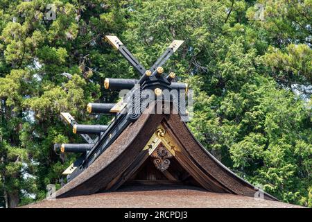 Tanabe, Wakayama, Japan - April 4,2023; Dachstruktur des Kumano Hongu Taisha shinto-Schreins am Kumano Kodo Wallfahrtsweg und UNESCO-Welterbestätten Stockfoto