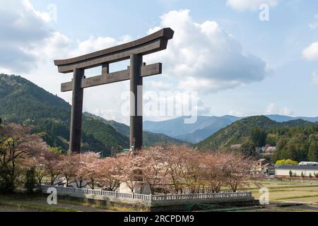 Tanabe, Wakayama, Japan - 4. April 2023; Kumano Hongū Taisha Shinto-Schrein als Teil des Kumano Kodo Wallfahrtswegs und UNESCO-Weltkulturerbe sur Stockfoto