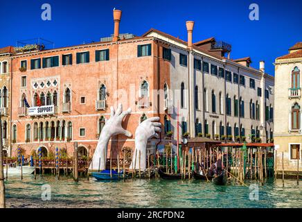 Venedig, Italien - 11. Februar 2018: Skulpturenunterstützung und Gondeln am Canale Grande Stockfoto