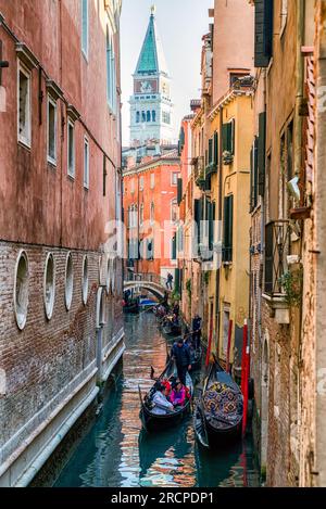 Venedig, Italien - 11. Februar 2018: Touristen in der Gondel und San Marco campanile im Hintergrund Stockfoto