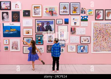 REDAKTIONELLE VERWENDUNG NUR Molly Aged 4 und Harrison Aged 6 Aufrufe Werke der fünften jährlichen Young Artists' Summer Show in der Royal Academy of Arts in London, die für die Öffentlichkeit im Clore Learning Centre und online ab Dienstag, dem 18. Juli geöffnet ist. Foto: Sonntag, 16. Juli 2023. Die Show läuft bis Sonntag, den 13. August, und zeigt eine Auswahl an Werken junger Künstler im Alter von 4-19 Jahren aus dem gesamten Vereinigten Königreich, die von einer Jury ausgewählt wurden, darunter Royal Academicians und RA Schools Studenten. In diesem Jahr gingen über 21.200 Beiträge von 3.459 registrierten Schulen ein. Das Foto sollte lauten: David Parry/ Stockfoto