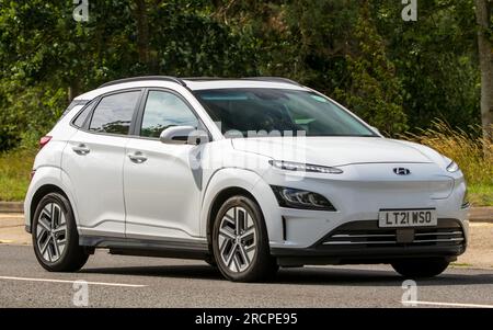 Milton Keynes, Großbritannien - Juli 16. 2023: 2021 weißes HYUNDAI KONA ULTIMATIVES EV-Auto, das auf einer englischen Straße fährt Stockfoto