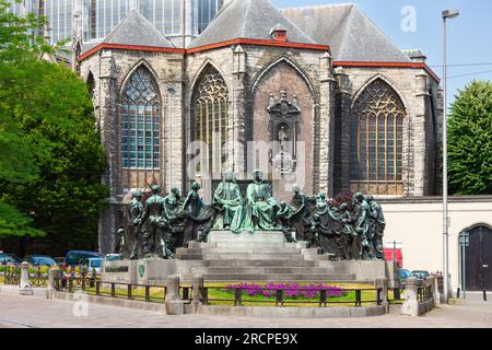 Gent, Belgien - 10. Juli 2010 : Denkmal der Van-Eyck-Brüder. Gedenkstätte für zwei berühmte Künstlerbrüder des 15. Jahrhunderts. Stockfoto