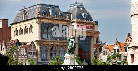 Gent, Belgien - 10. Juli 2010 : Sozialistische Arbeitervereinigung, Unser Haus und Bond Moyson Komplex in Vrijdagmarkt mit Statue von Jacob van Artevelde Stockfoto