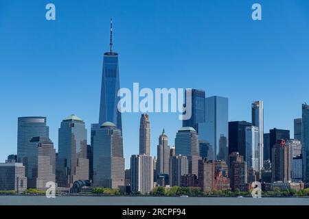 Panoramablick auf Wolkenkratzer am Ufer von Lower Manhattan, New York City, NY, USA, vom Hudson River aus gesehen vor einem klaren blauen Himmel Stockfoto