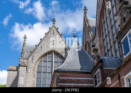 Blick aus dem niedrigen Winkel auf Gebäude und Dachstrukturen der Johanniskirche in Gouda, Niederlande, der längsten Kirche in den Niederlanden mit 16. Jahrhundert Stockfoto