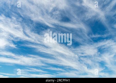 Bildfüllungsansicht von Zirruswolken vor blauem Himmel Stockfoto