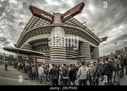 Mailand, Italien - 15. April 2018: Eine Reihe von Personen vor dem Eintritt in das Stadion San Siro Stockfoto