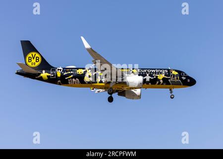 Eurowings Airbus A320-214 (REG: D-AEWM) FanAirbus - Borussia Dortmund Sonderfarben kommen am Morgen an. Stockfoto